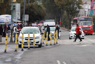 Taxistas invaden ciclovia