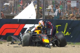Yuki Tsunoda perdió el control en la curva 6, provocando que su monoplaza volcara. 