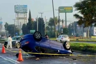 En el lugar quedó un vehículo SEAT azul con placas de circulación LYP-796A