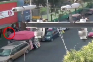 El individuo intentó ocultarse en un local de comida, pero fue alcanzado 