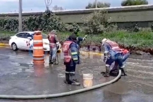 Reparan baches gigantes en la lateral de la México–Toluca