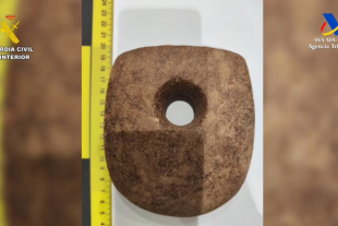 Autoridades españolas aseguraron esta pieza arqueológica prehispánica, presuntamente extraída ilegalmente de México, durante una inspección aduanera.