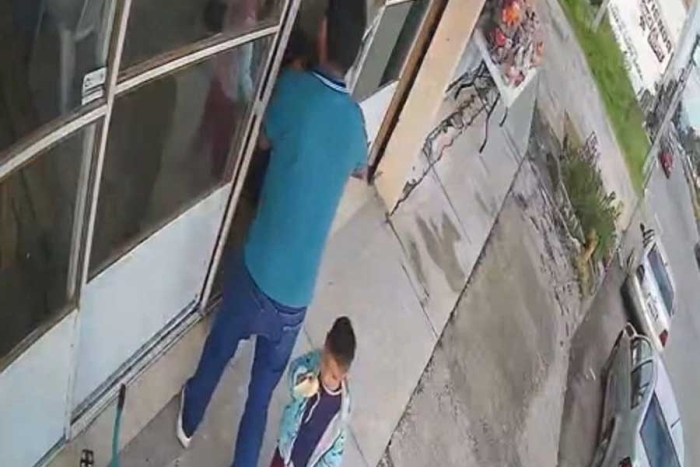 Familiares y vecinos han difundido el video en redes sociales para ayudar en la localización de los menores