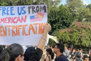 Las y los manifestantes denunciaron el encarecimiento de las rentas y cómo el turismo ha desplazado a la gente de distintas colonias y barrios.