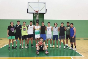 El equipo varonil de básquetbol entrena de lunes a viernes de 17:00 a 18:30 horas en el Gimnasio Universitario &quot;Prof. Guillermo Ortega Vargas&quot;