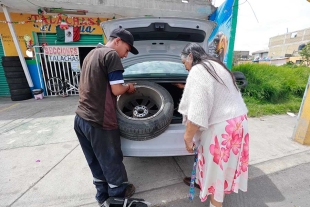 Vulcanizadoras aumentan sus servicios por baches en Toluca