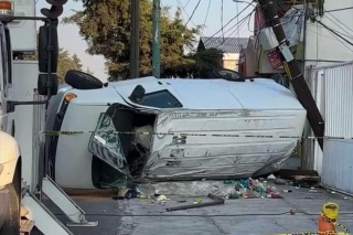 Volcadura de camioneta en la Toluca-Palmillas ocasiona corte de luz