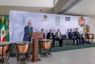 Inauguró los trabajos del mural en mosaico “Brazos al vuelo”, del autor Carlos Alberto Badillo Cruz, y el mural “Transformación”, de Armando Pineda Mejía.