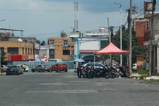 Acaparan calle para negocio en Metepec