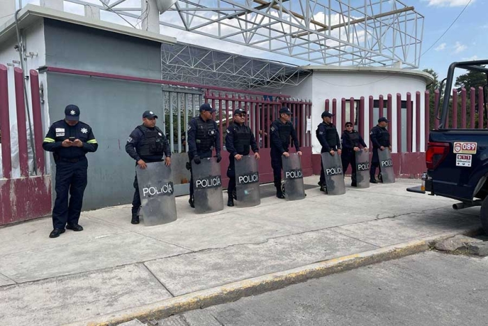 Los estudiantes exigen la restitución de su director y cuatro profesores