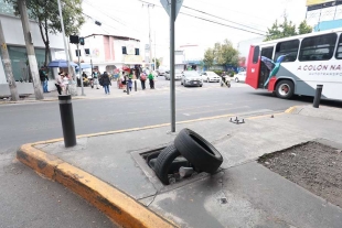 Tapan con llantas registro abierto en Paseo Tollocan