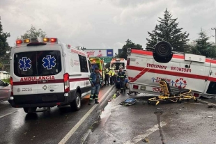 El piso mojado, pudo ser uno de los factores que provocó el accidente donde afortunadamente no hubo vidas que lamentar