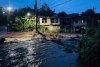 Declaran emergencia en Tejupilco por desbordamiento de río, se lleva coches y casas