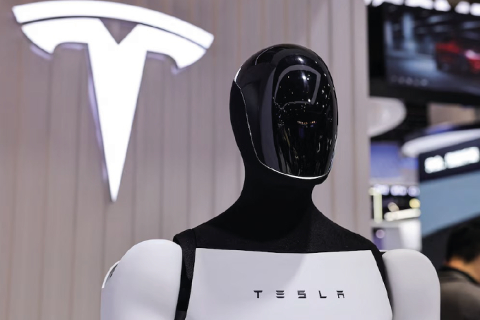 Robot Optimus de Tesla corre dentro del laboratorio de pruebas, donde la compañía evalúa nuevas mejoras de equilibrio, coordinación y movimiento humanoide