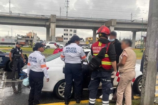 La policía estatal Maricruz Bernal Martínez atendió a la joven, recibiendo a una niña sana y salva.