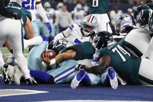 Aunque Prescott tiene un récord ganador contra los Eagles (9-4), nunca ha iniciado una temporada regular ante ellos. 