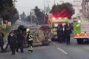 Unidad particular terminó volcada sobre los carriles laterales de la carretera Toluca–Palmillas, a la altura del puente de Tres Caminos, donde el conductor perdió la vida tras el accidente.