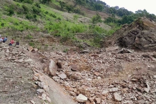 Algunos motociclistas se arriesgaron a cruzar por la zona afectada