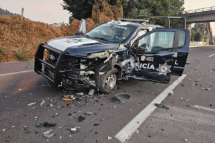 Patrulla estatal queda destrozada tras ser impactada de frente por un conductor ebrio en la autopista Tenango–Ixtapan; cuatro policías resultaron lesionados.