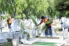 Embellecen tumbas para honrar la memoria de las madres en Toluca