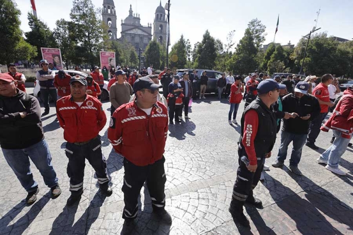 Los trabajadores del cuerpo de bomberos realizaron un plantón frente a palacio de gobierno 