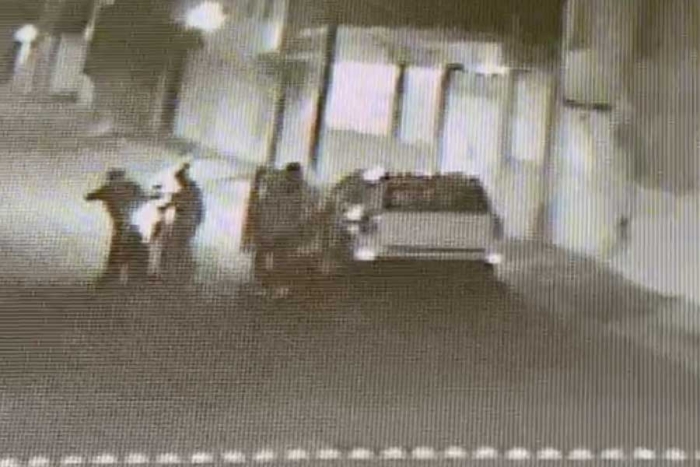 En las imágenes se observa cómo los agresores rodean al conductor, lo intimidan y posteriormente huyen con la unidad.