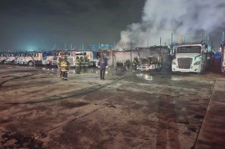 Sofocan incendio de tres tractocamiones en Toluca