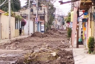 La obra que iniciaron trabajadores del Ayuntamiento municipal consistió en retirar el adoquín