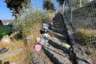 Basura acumulada en las escalinatas de Zopilocalco–Paseo Matlazincas, en Toluca, evidencia el abandono del espacio público; vecinos denuncian tiraderos nocturnos y exigen limpieza y sanciones.