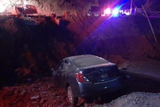 Cae vehículo a socavón en la Tenancingo-Tenango del Valle