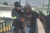 Rescatan policías de la Secretaría de Seguridad a hombre que pretendía arrojarse de un espectacular