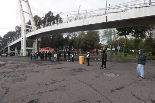 Estudiantes bloquean avenida Vicente Guerrero; exigen destitución de directora en UAEMéx