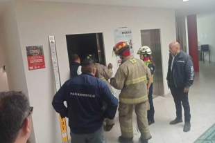 Tras el rescate, personal de la CMIC realizó una revisión del elevador para corregir la falla técnica