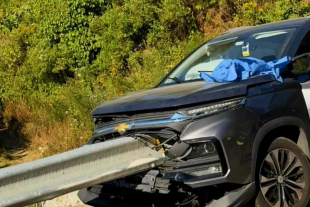 Camioneta quedó incrustada en la barra de contención tras un aparatoso choque; cuerpos de emergencia acudieron al sitio.