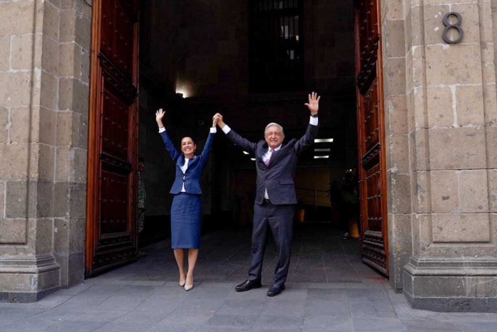 El presidente López Obrador recibió en la puerta de Palacio Nacional a Claudia Sheinbaum
